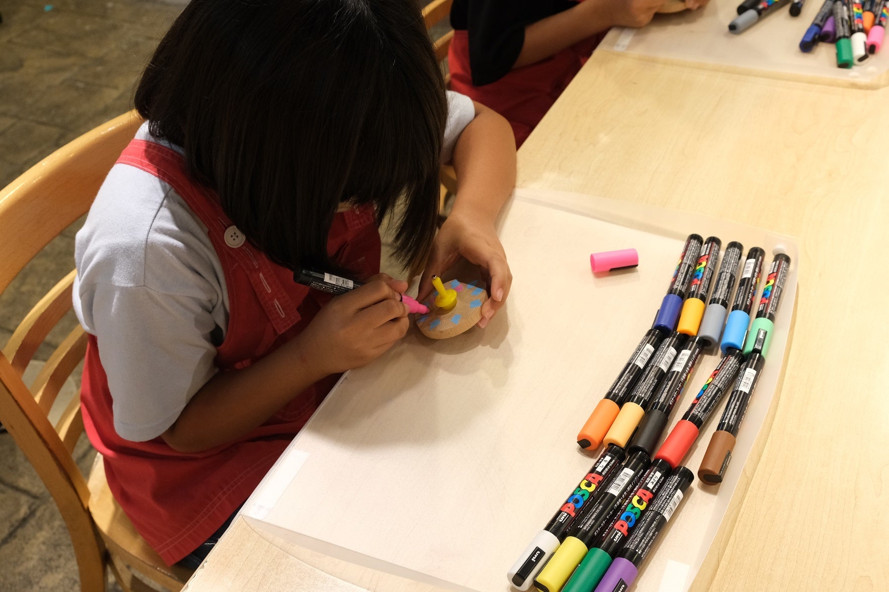 ポスカを用いてペインティングする様子