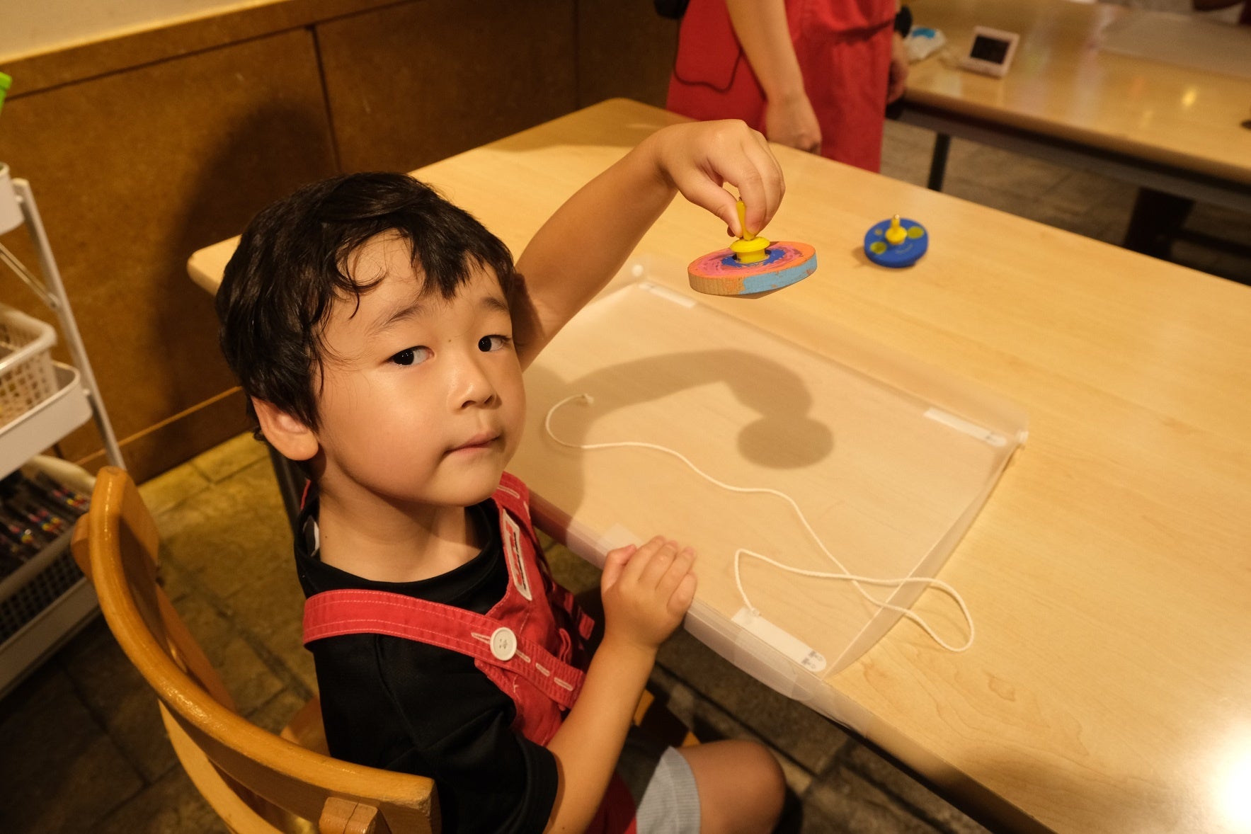 回転したコマを楽しむ様子