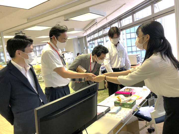 【新入社員が出身地の特産品やコラボ商品、ファミリーデーのプレゼント等をやる気スイッチグループ本社の社員へ販売】