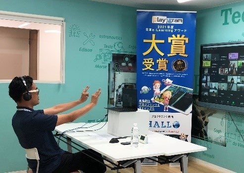 HALLOタイピングキャンプ初日の様子（HALLOタイピングコーチによるオープニングの指の体操シーン）