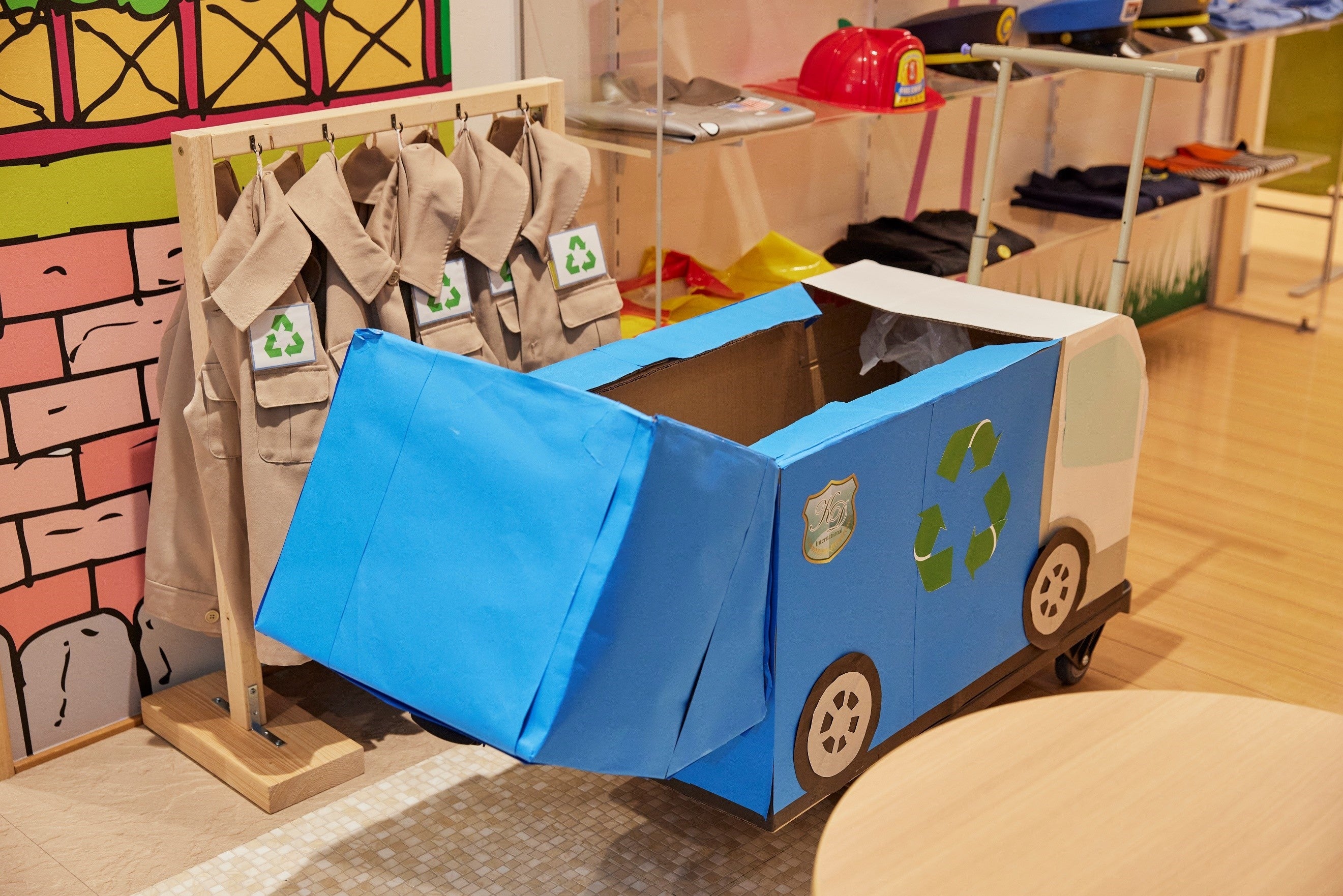 クラスのリサイクルゴミ回収車とユニフォーム