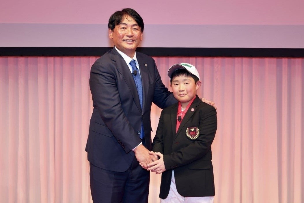 代表取締役社長　高橋 直司（左）と小澤 優仁選手（右）