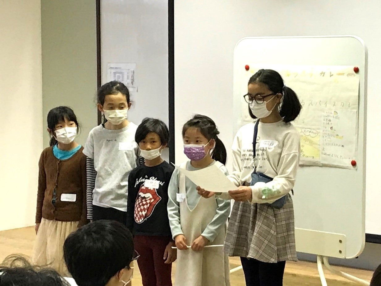 ▲思考力ラボ × ハウス食品 特別レッスンでの、生徒たちによる発表の様子