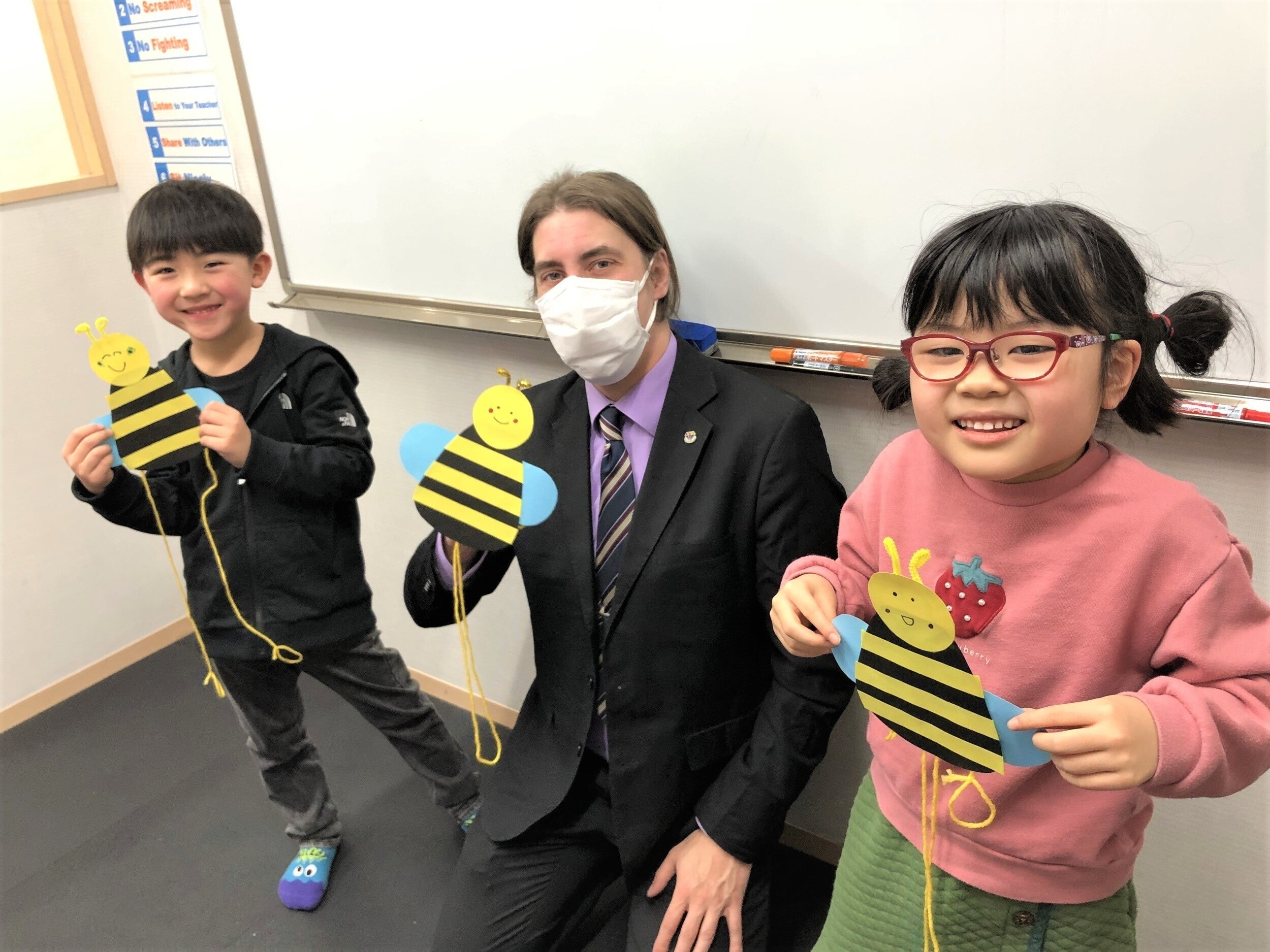 「色」「形」に関する単語や工作につかうフレーズを繰り返し口にしながら、クラフトを完成