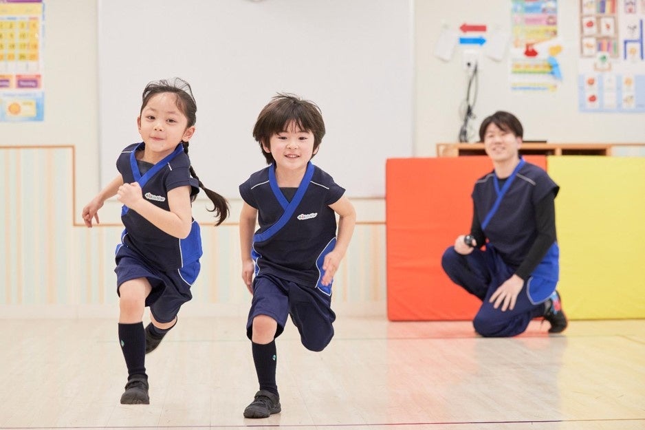 運動指導。深代千之教授の監修の下、幼児期に必要な運動を科学的に分析し、子どもたち一人ひとりの運動能力を最大限に引き出すことを目的としたカリキュラムを開発