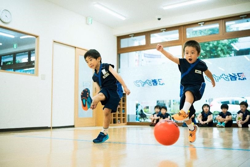 忍者ナインは、東京大学名誉教授 深代 千之氏監修のスポーツバイオメカニクスに基づいたオリジナルの指導メソッドで、様々なスポーツに共通する9つの基本動作(走る・跳ぶ・投げる・打つ・捕る・蹴る・組む・バランス・リズム)が習得できるプログラムを提供