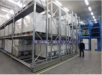 ラック自体が自在に動く「自動ラック」を導入