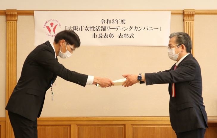 大阪市役所本庁舎にて（右：桃谷）