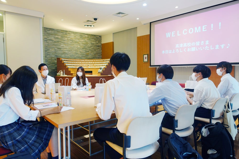 　活発なディスカッションを交わす生徒と当社社員