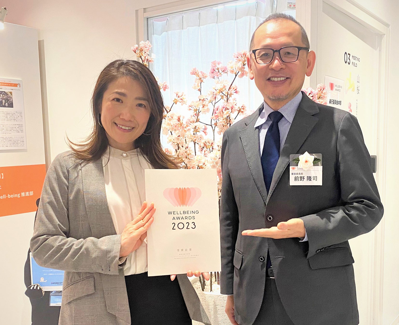 授賞式会場にて当社社員と審査員の慶応義塾大学教授 前野隆司氏