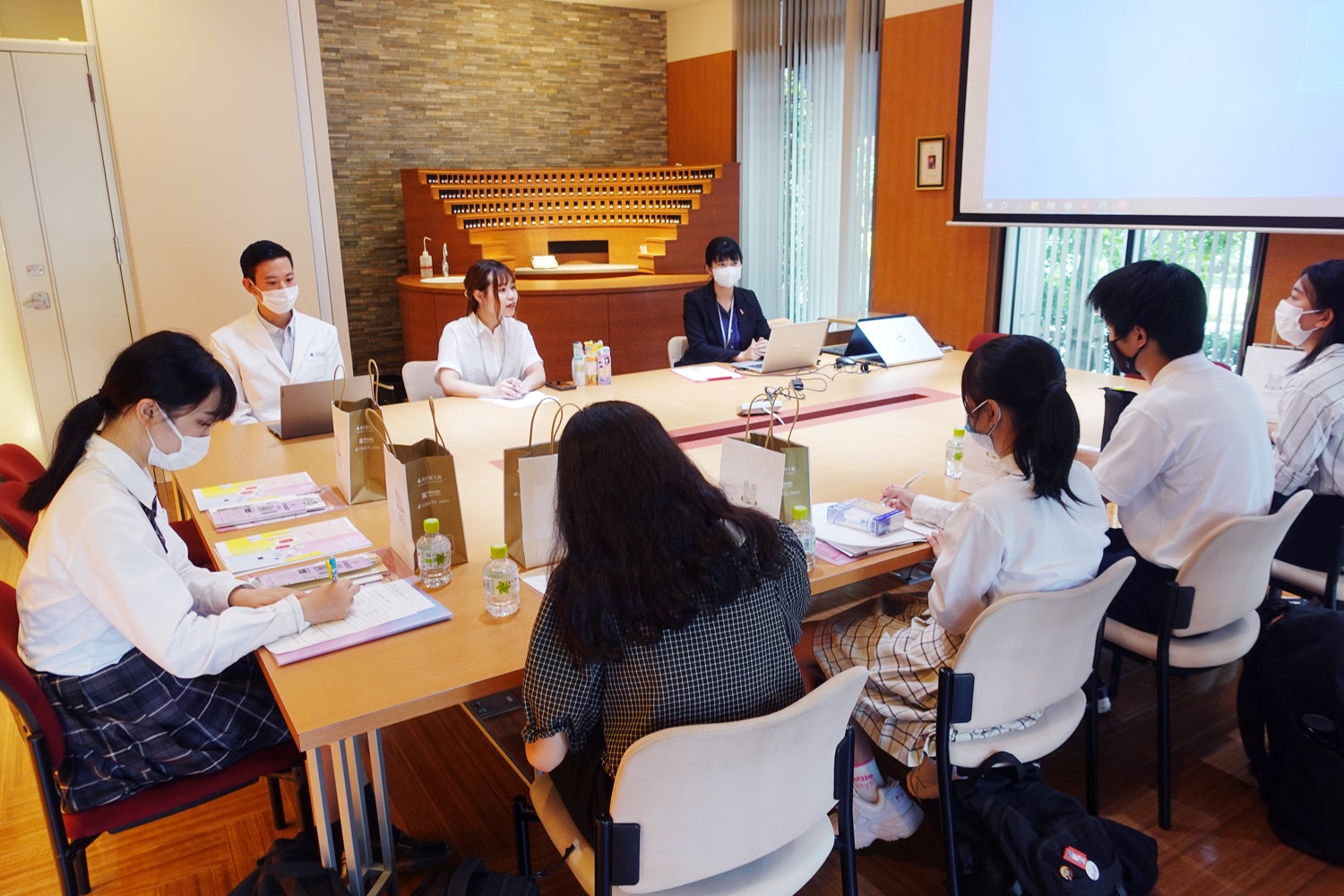 活発なディスカッションを交わす生徒と当社社員