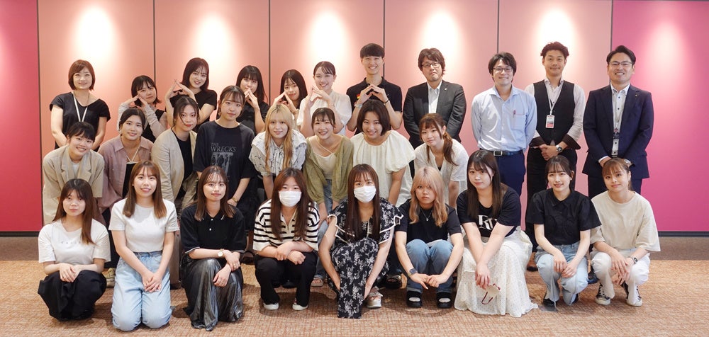 コンテストに参加した武庫川女子大学経営学部のメンバーおよび当社社員、オーディエンスの皆さま