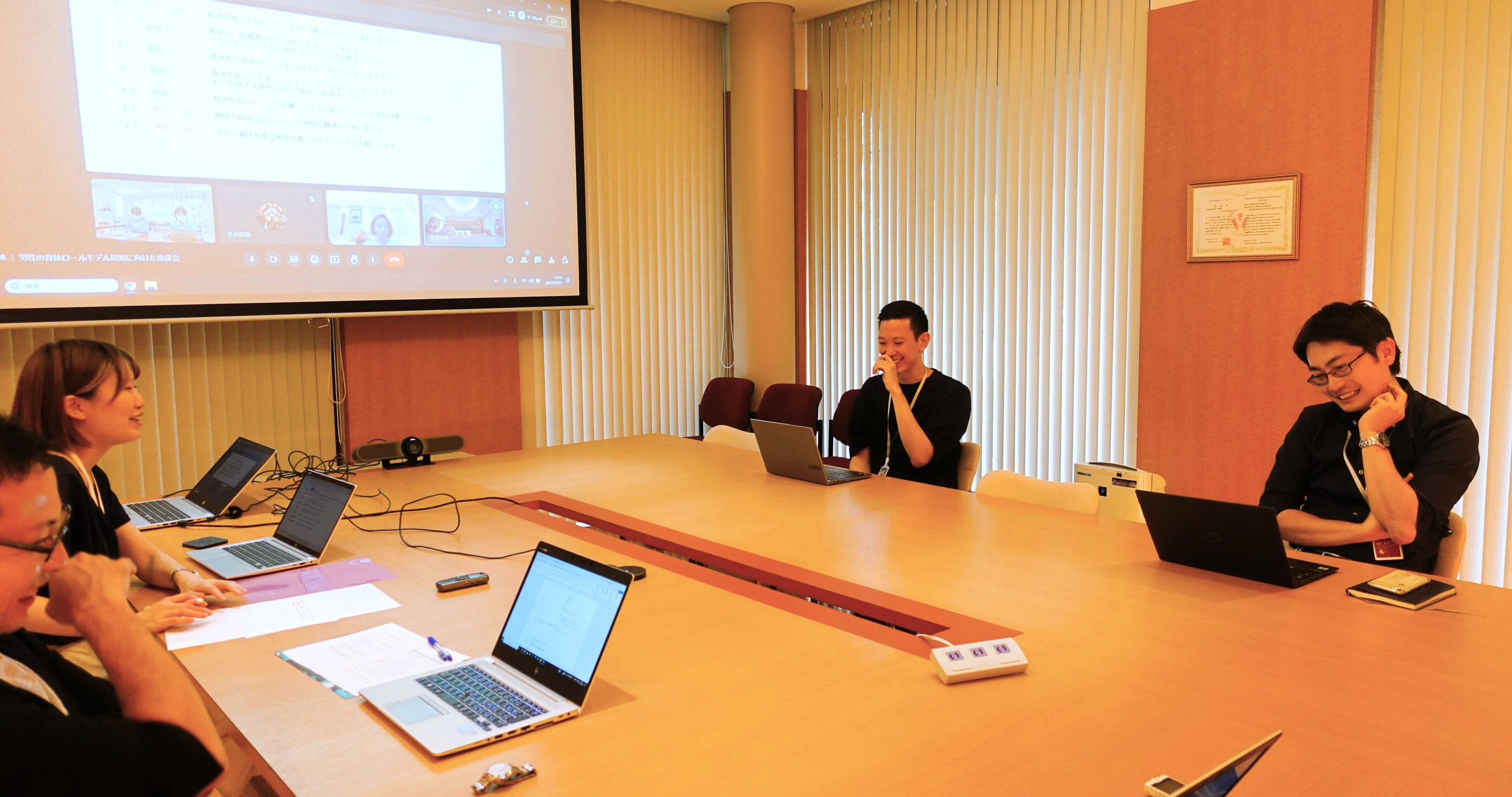 座談会当日の様子。大阪本社で開催され、東京支社、岡山工場の社員もリモートで参加。