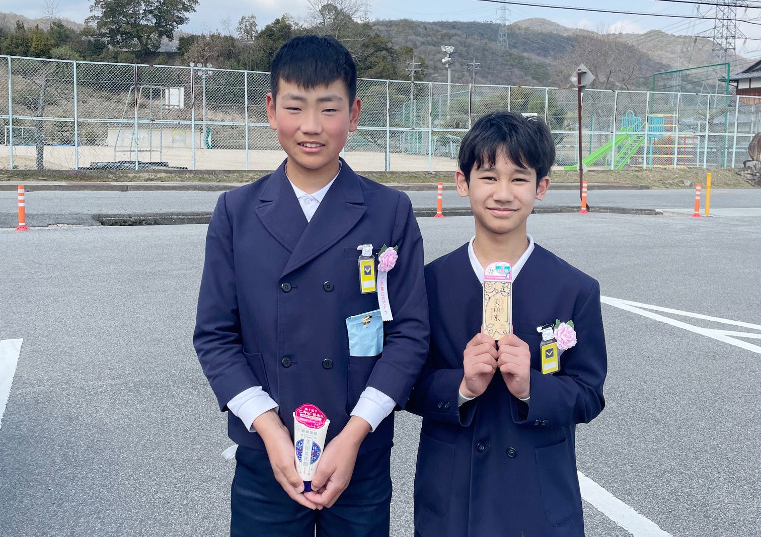 贈呈品を受け取った卒業生（和気町立佐伯小学校の卒業式）