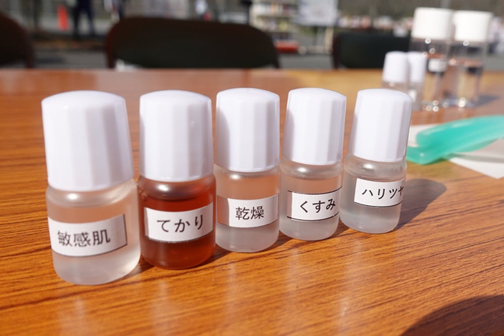 ５つの効能別成分から選んで各々化粧品をつくっていただきました