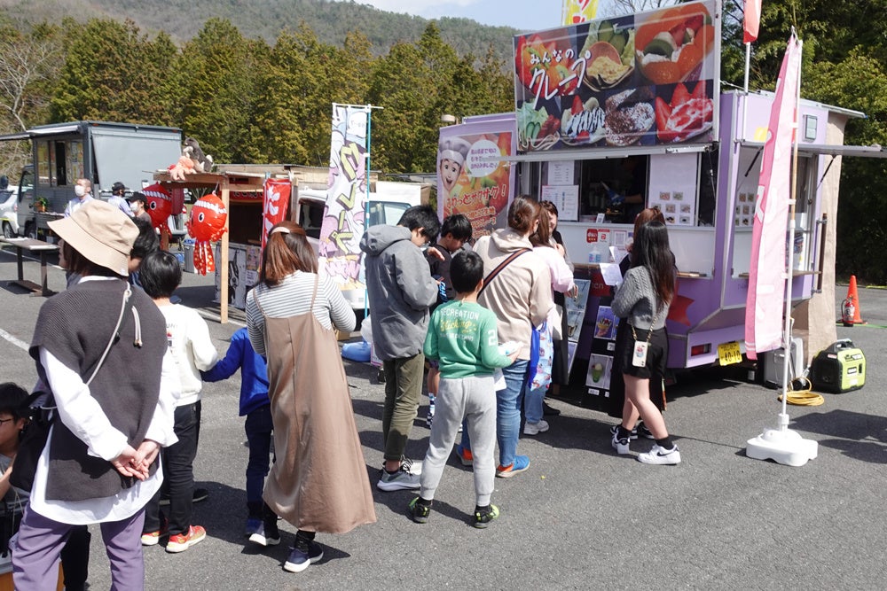 様々なキッチンカーも出店