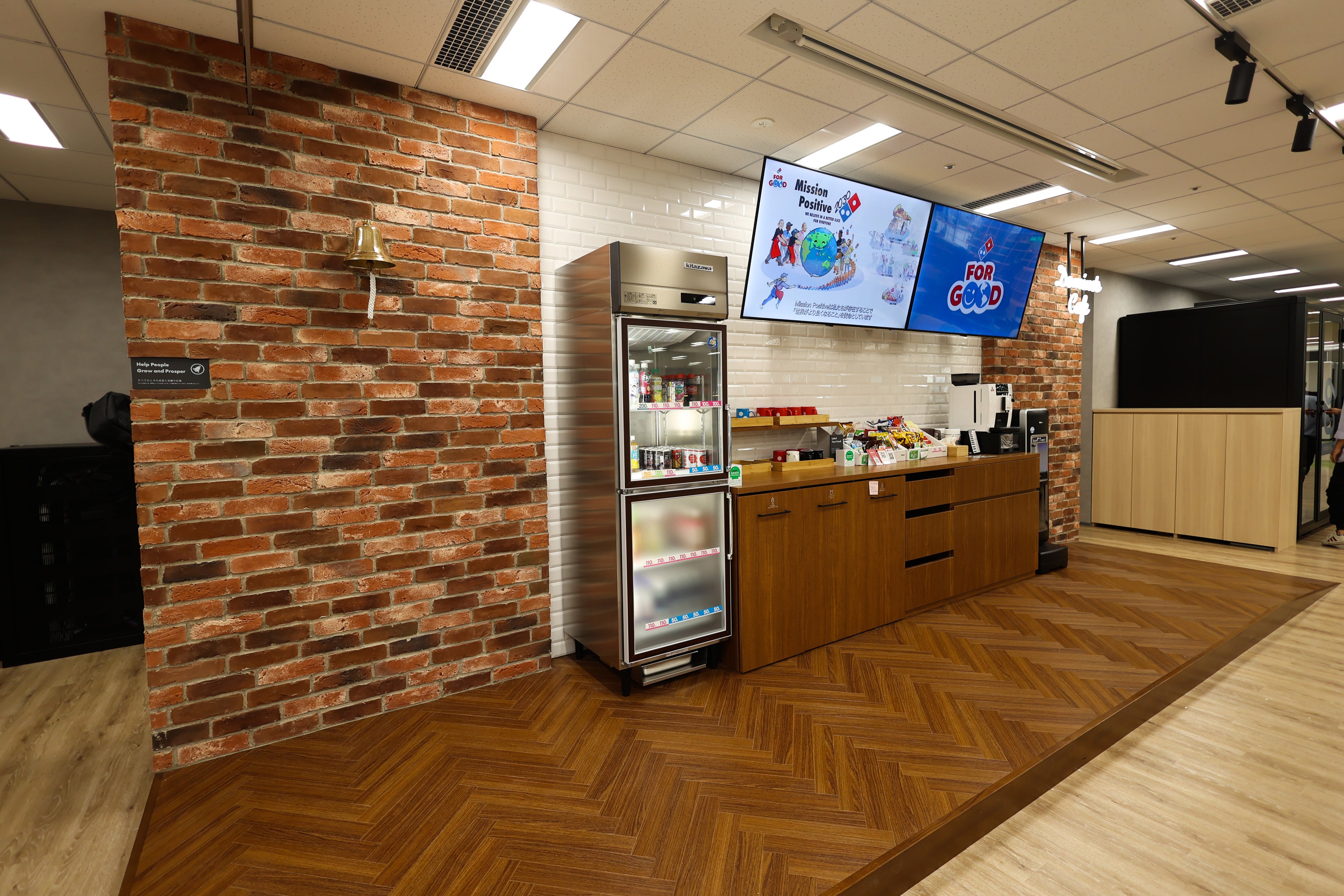 オフィス中央にベル（鐘）を設置し 社内にいち早く情報共有