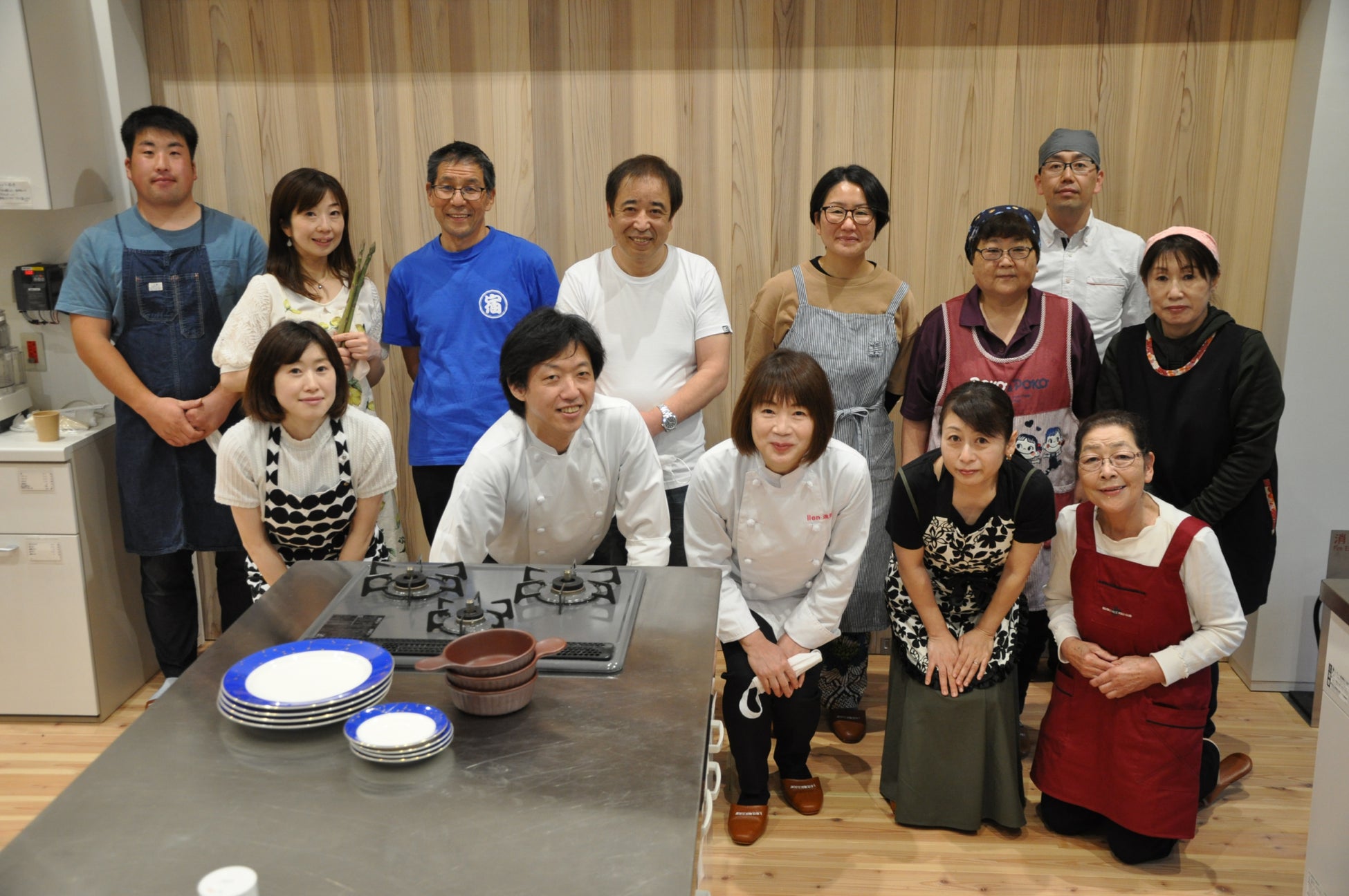 岩手県住田町・特産品料理教室 インストラクター育成講座 受講者の皆さんと、両向自治公民館(主事)堀尾昌史さん(3列目)、「ワイン食堂 ケラッセ東京」坂東誠シェフ(1列目左から2人目)、両向自治公民館青年部・地元生産者 での園 水野孝洋さん(2列目左はし)