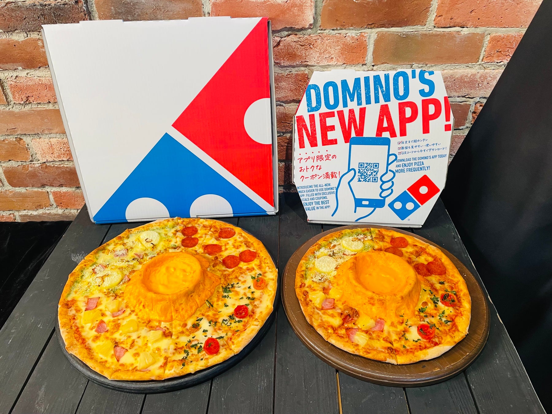 「チーズボルケーノ™」 ニューヨーカーサイズ(左)とLサイズ(右)の比較
