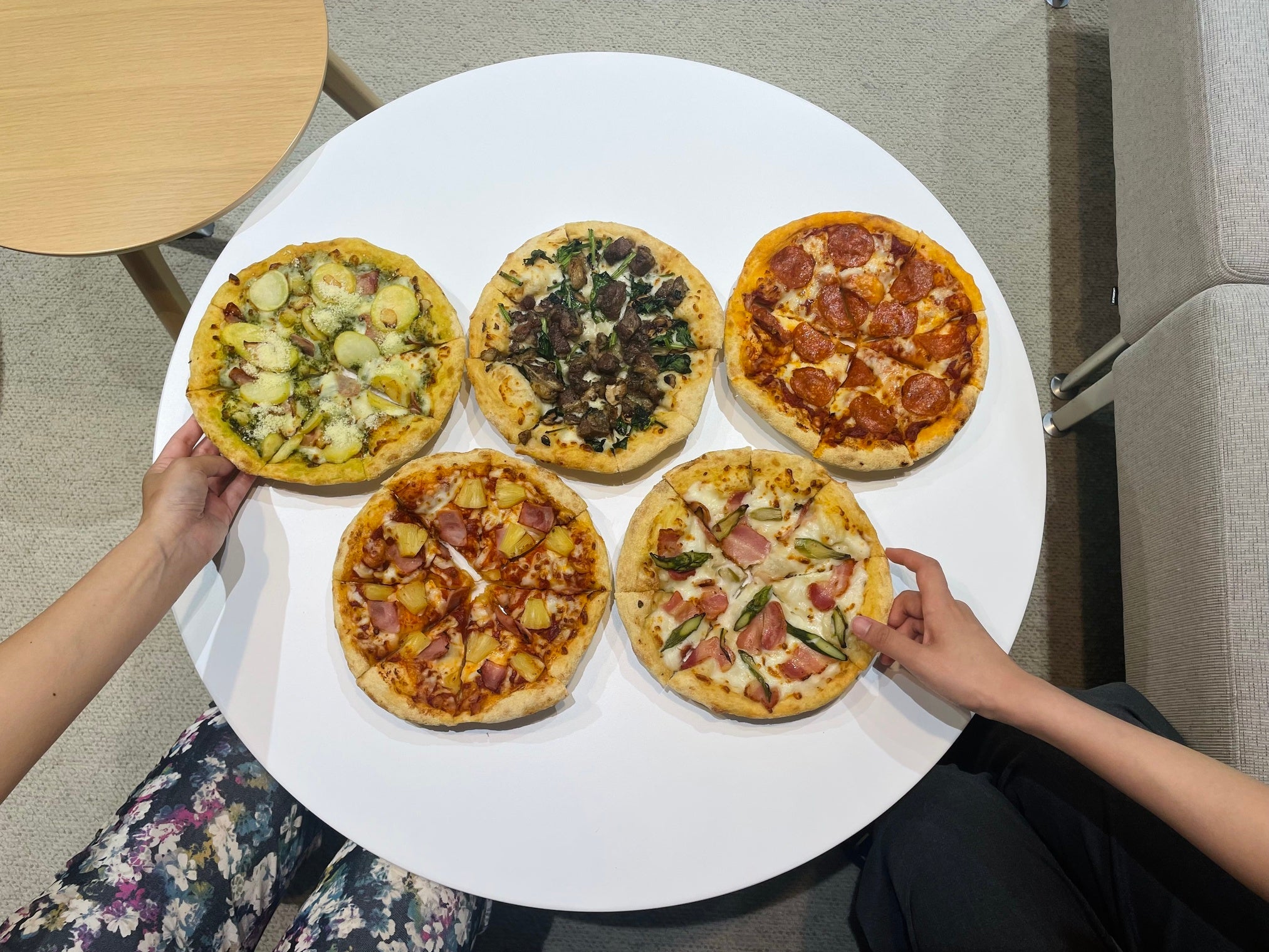 スポーツ観戦のお供は、片手で食べられるピザがおススメ！「ドミノ夏の