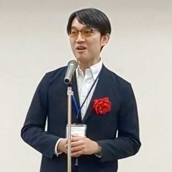 表彰式で挨拶するテラ・ルネッサンス理事鬼丸