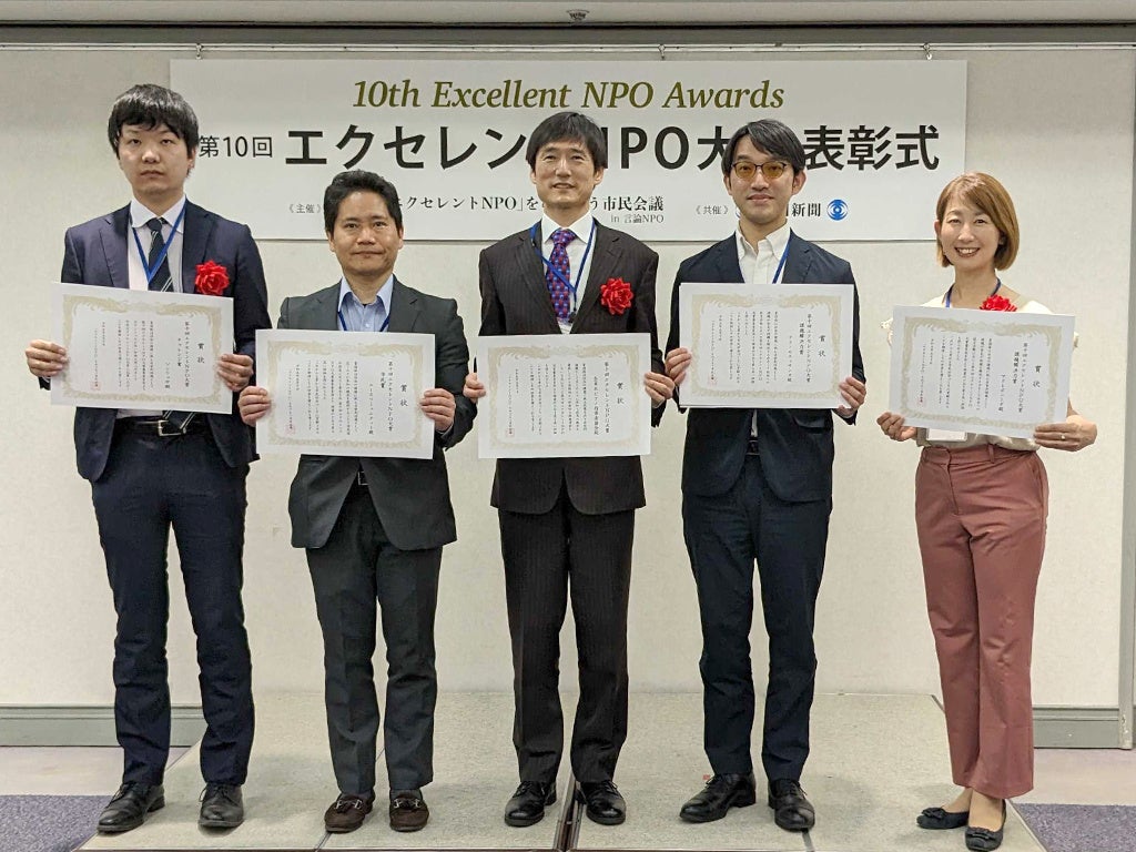 5月10日、都内で開催された表彰式に参加したテラ・ルネッサンス鬼丸(右から2番目)