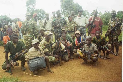 誘拐され、銃を取らされる子ども兵たち（コンゴ民）
