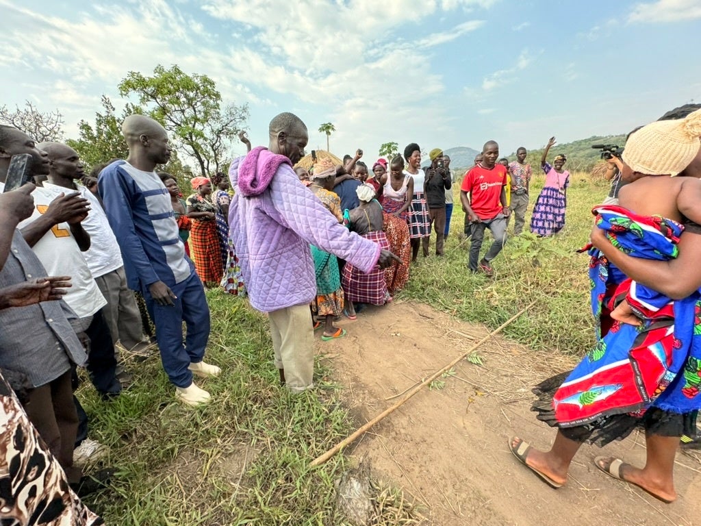 遠く離れた場所にいた人が村に戻ってきた時に行う、アチョリ地域の伝統的な「卵を踏む儀式」。悪霊などを取り除くことができるという考えが根強くある。