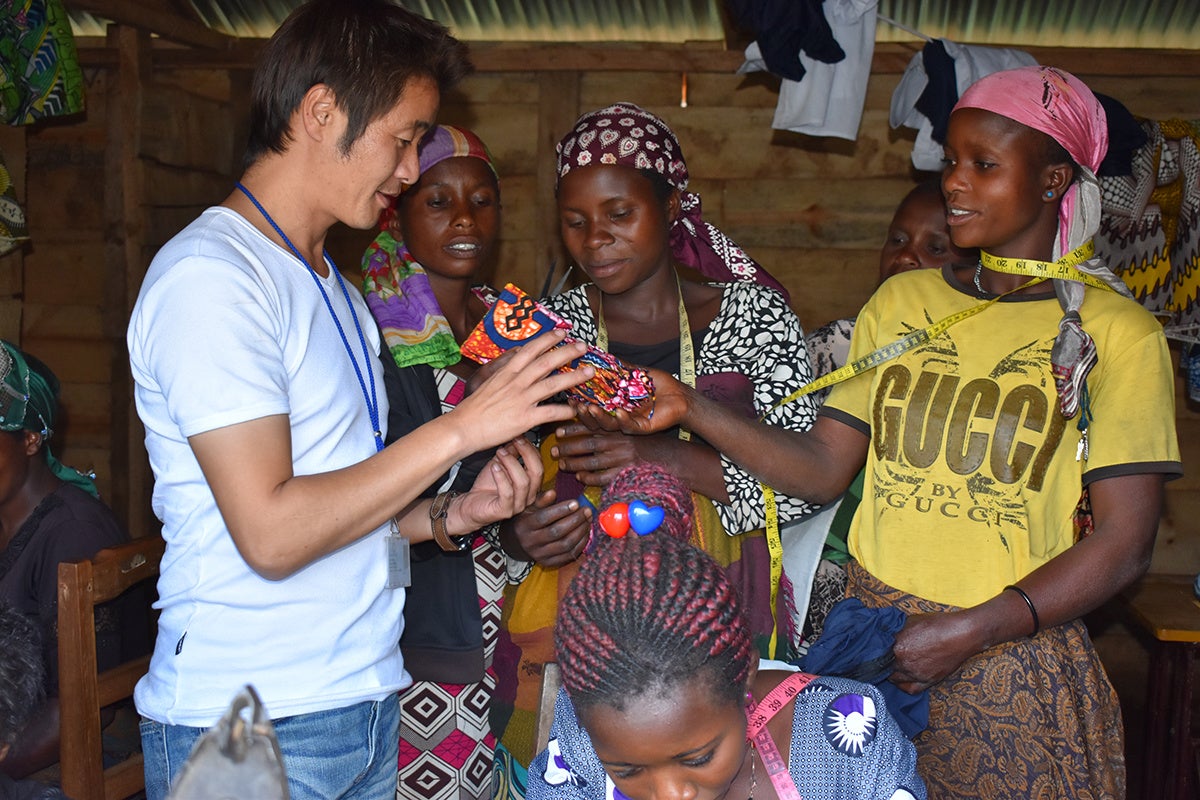 コンゴ民主共和国で紛争被害にあった女性たちへ洋裁の職業訓練を行う様子