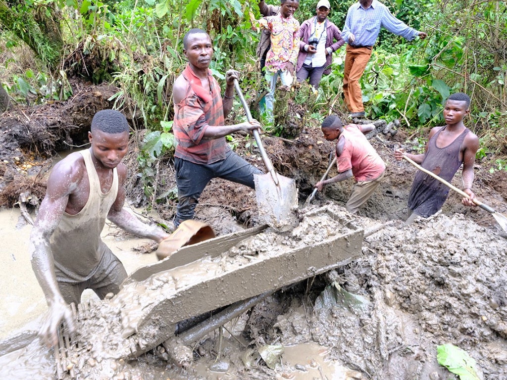 コンゴの鉱山で働く人々の様子