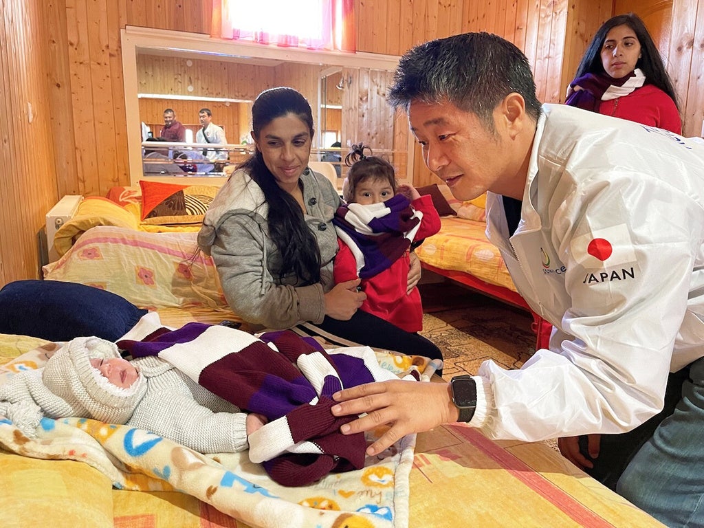 ハンガリーに逃れるウクライナからの避難民に生活支援物資を提供する様子