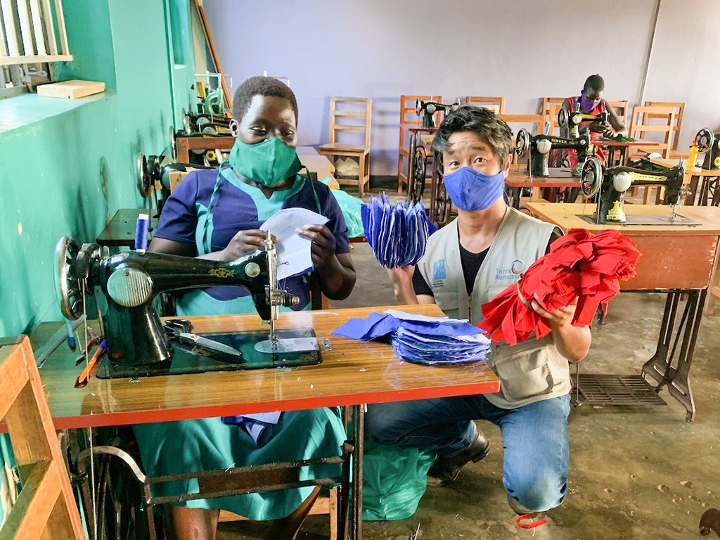 コロナによる経済活動の制限により収入源を無くしたウガンダの元子ども兵によるマスク生産の様子