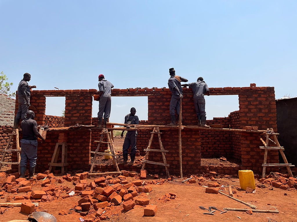 南スーダン難民に対する職業訓練（レンガ積み工）における住居建設の様子