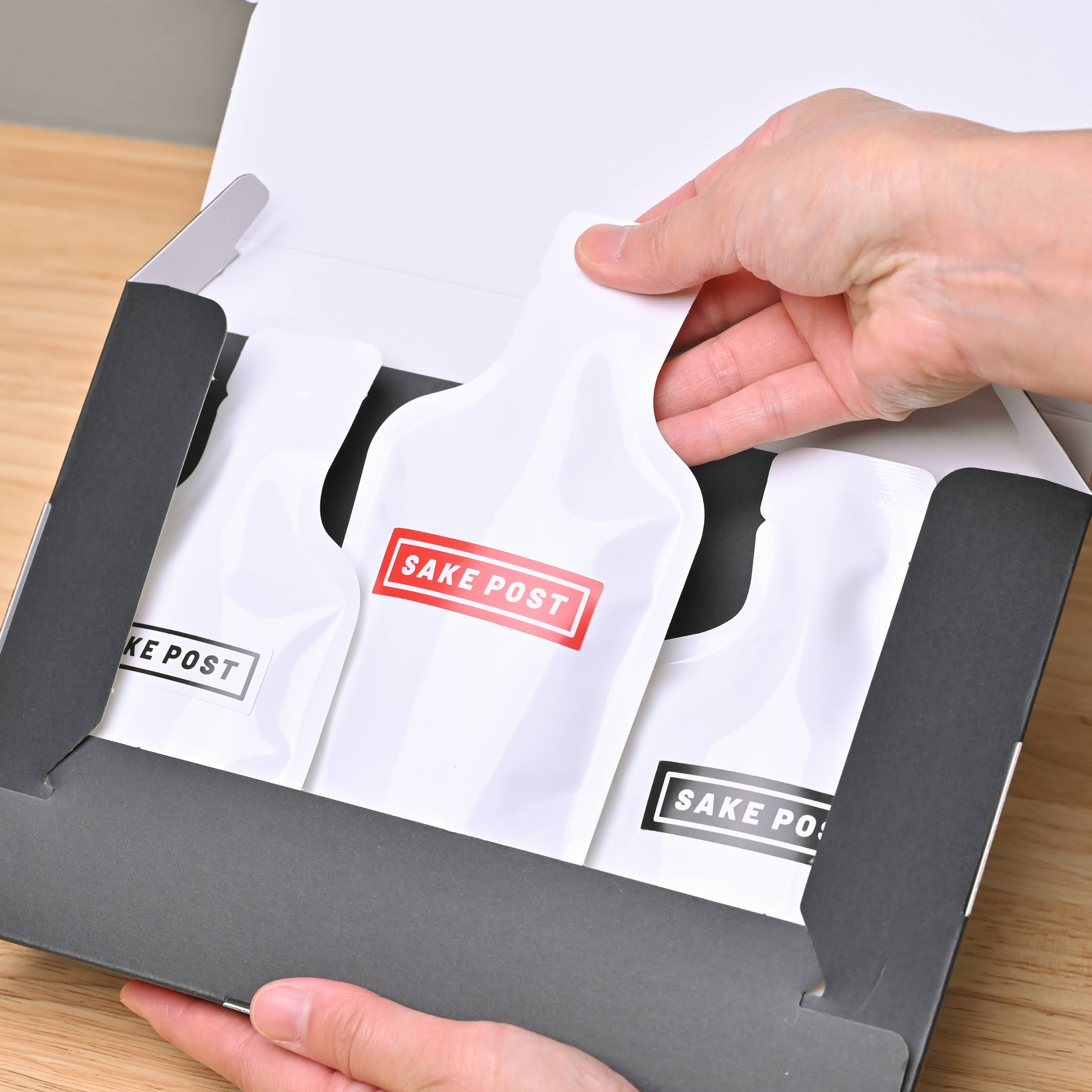 日本酒定期便「SAKEPOST」は100mlパウチに入った新潟の地酒が3銘柄ずつ毎月とどきます。