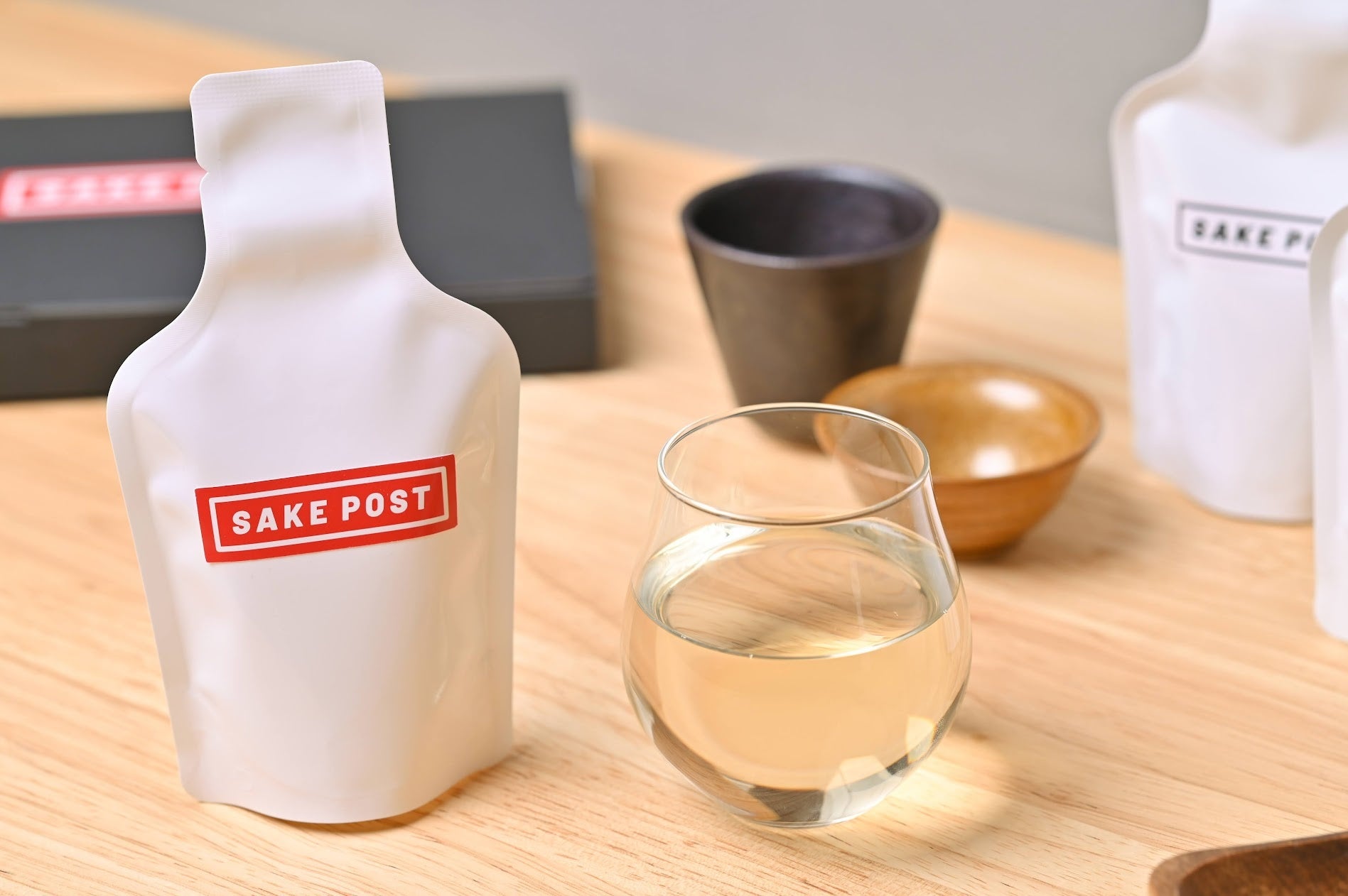 コップ１杯分（100ml）の日本酒がパウチに入って届きます。