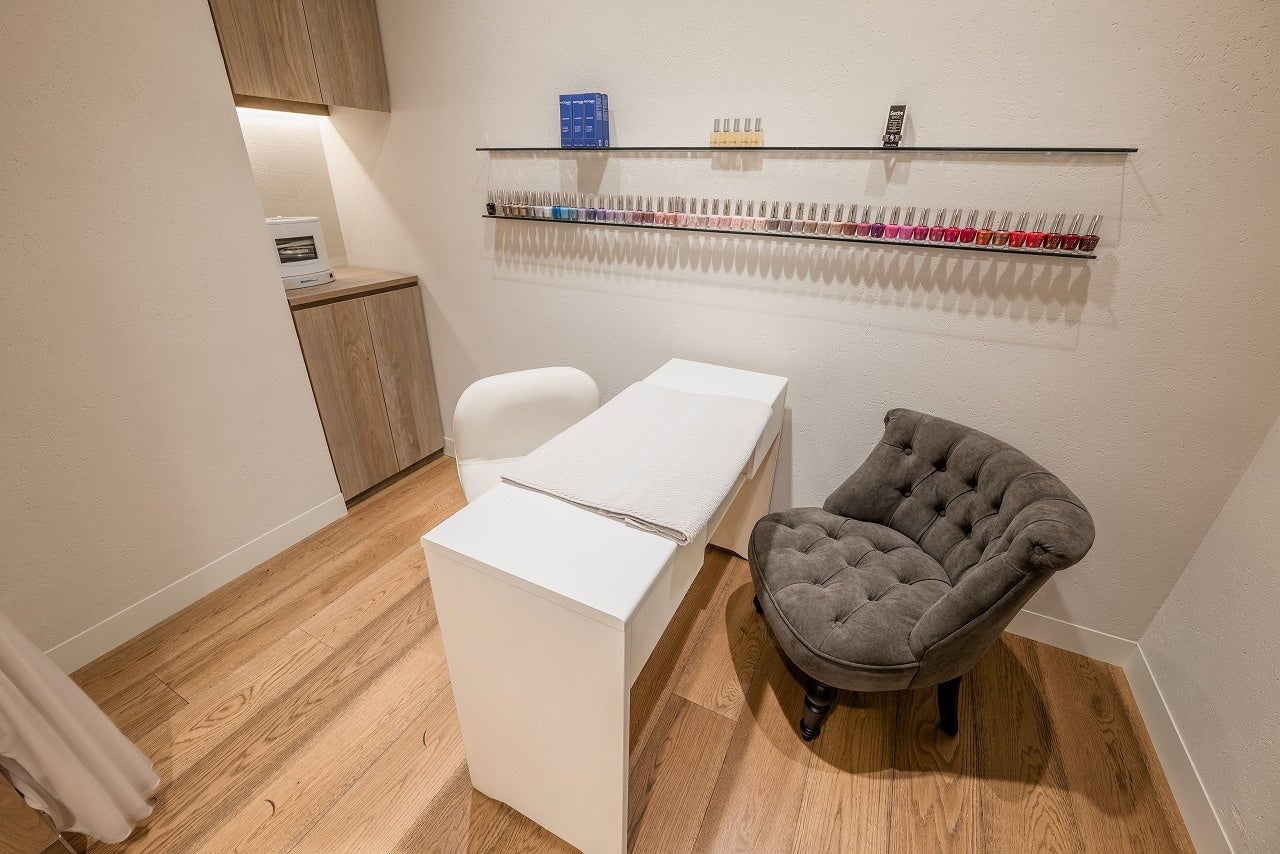 半個室のネイルブースもあり