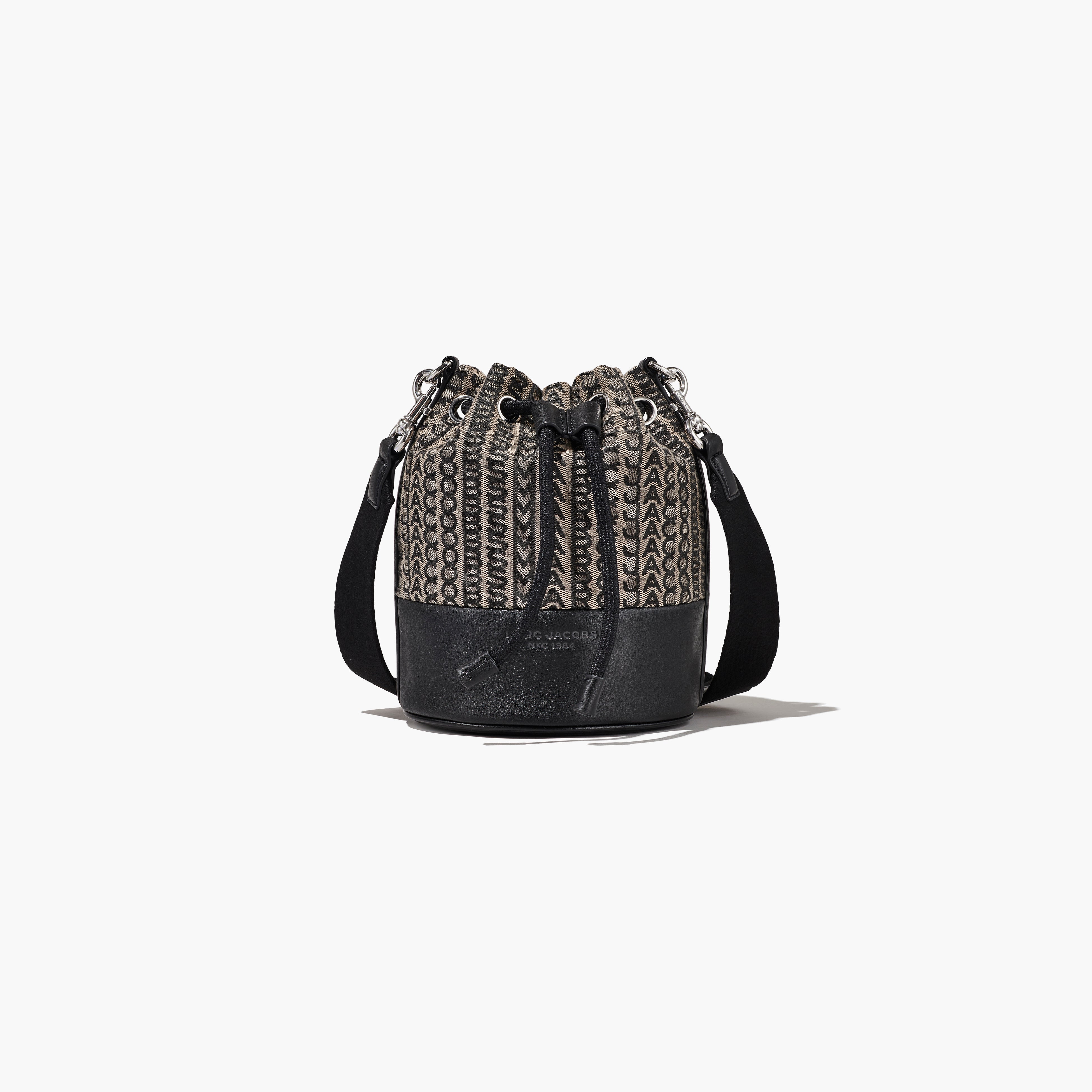 MARC JACOBSから丸みのあるシェイプが愛らしい、バケットバッグ