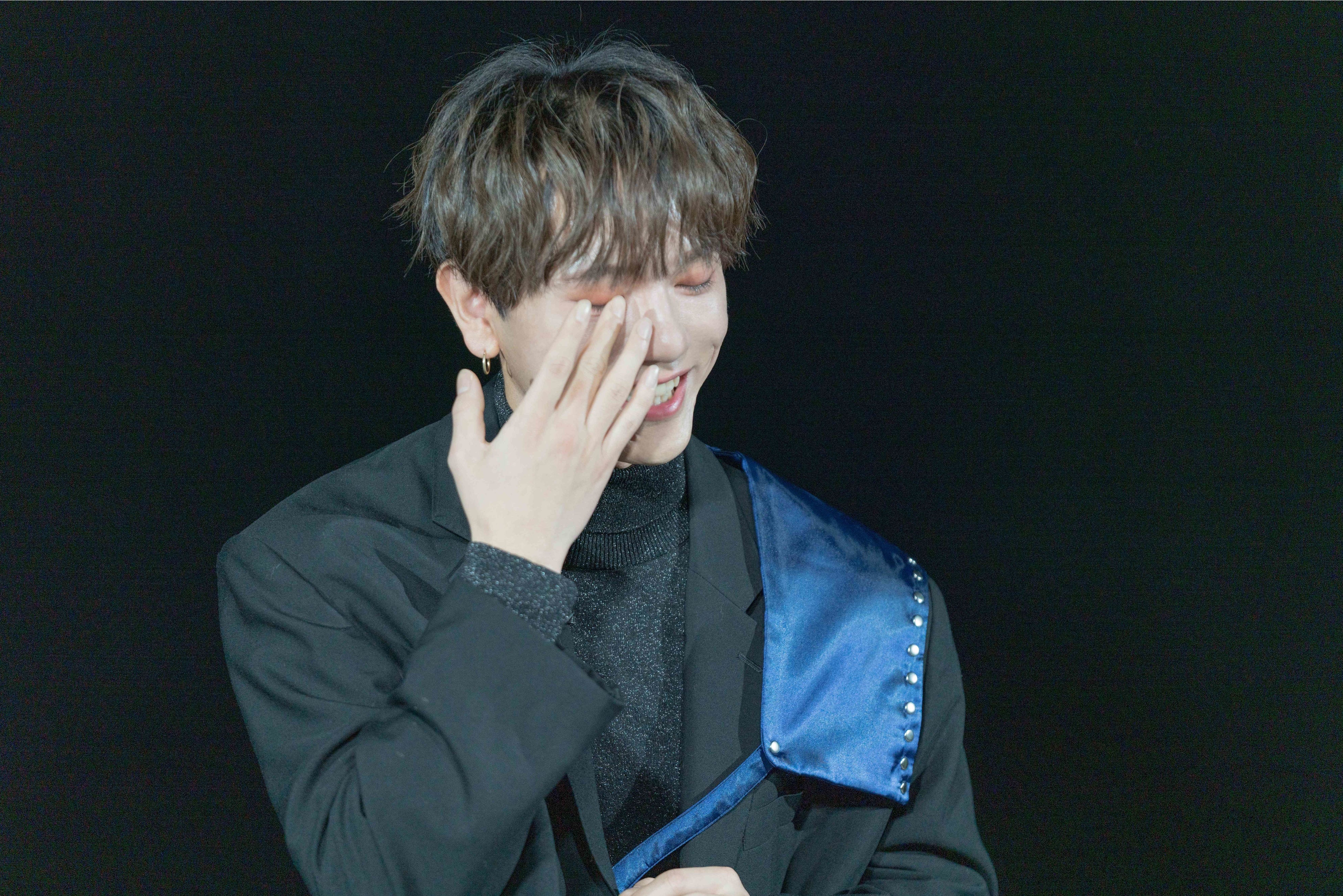 思わず涙を流すRAIRA 