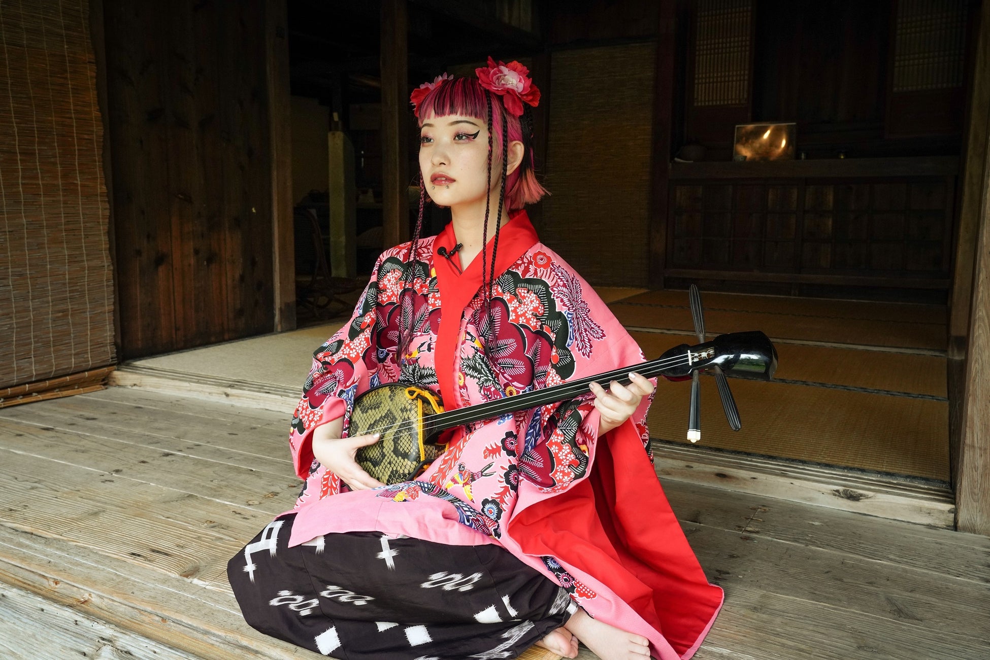 V.I.P.が水曜日のカンパネラと共に沖縄で新作EP「POP DELIVERY」のCM制作!美しい景観と文化が織り成す作品 V.I.P.が水曜日のカンパネラと共に沖縄で新作EP「POP DELIVERY」のCM制作!美しい景観と文化が織り成す作品