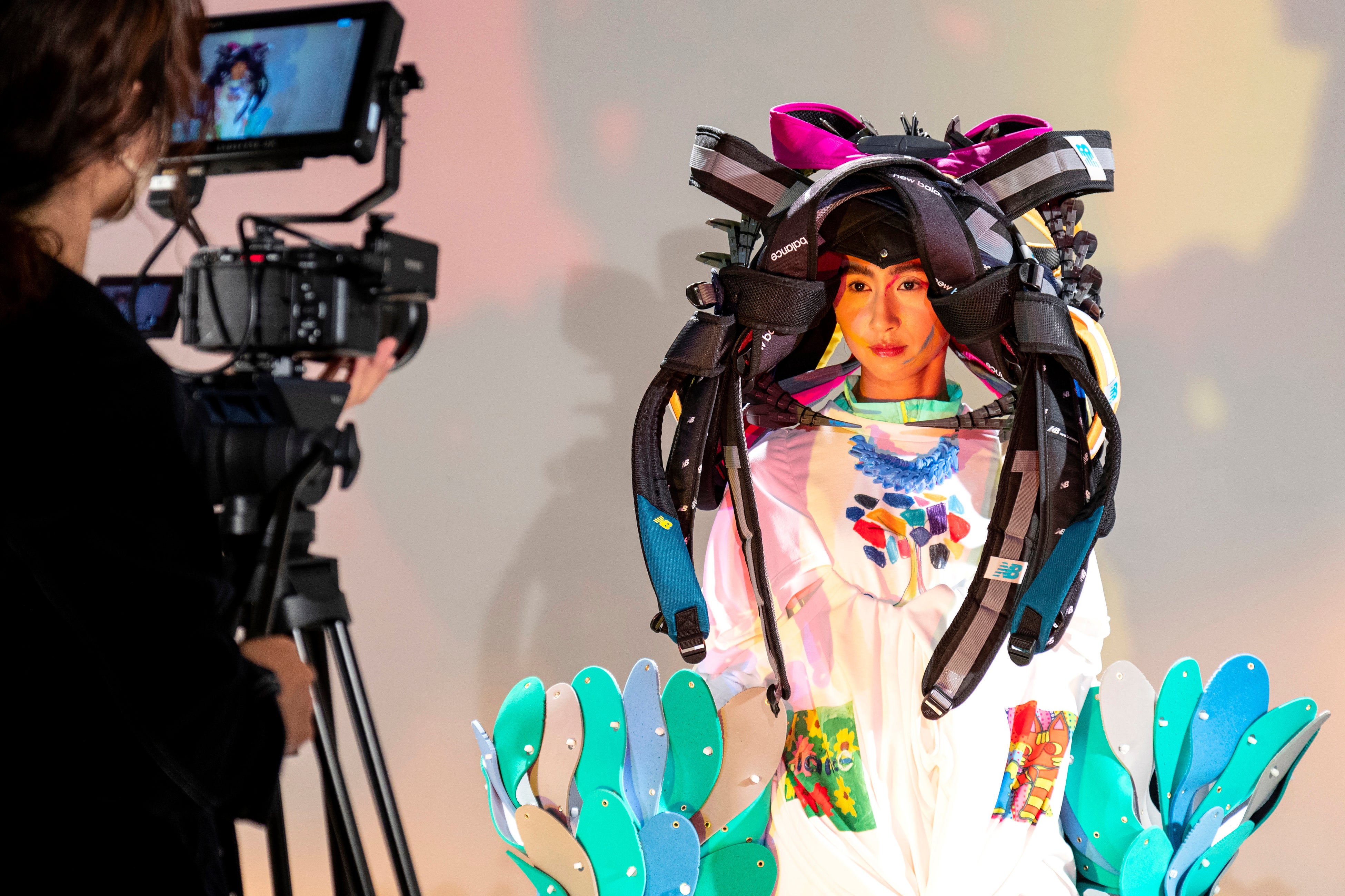 ニューバランスからEarth Dayにパラリンアートアーティストと