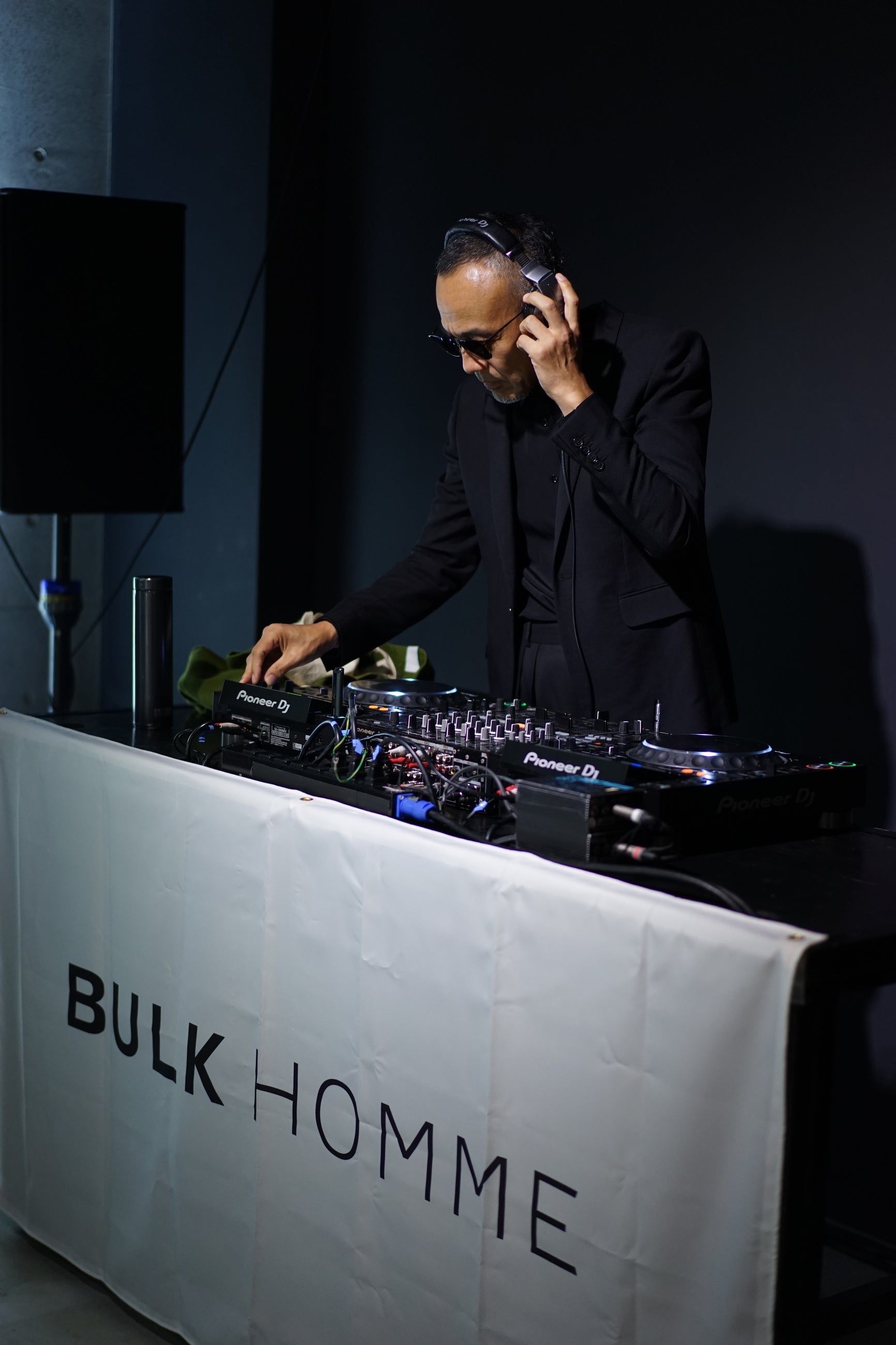 （左）DJ 松浦 俊夫⽒