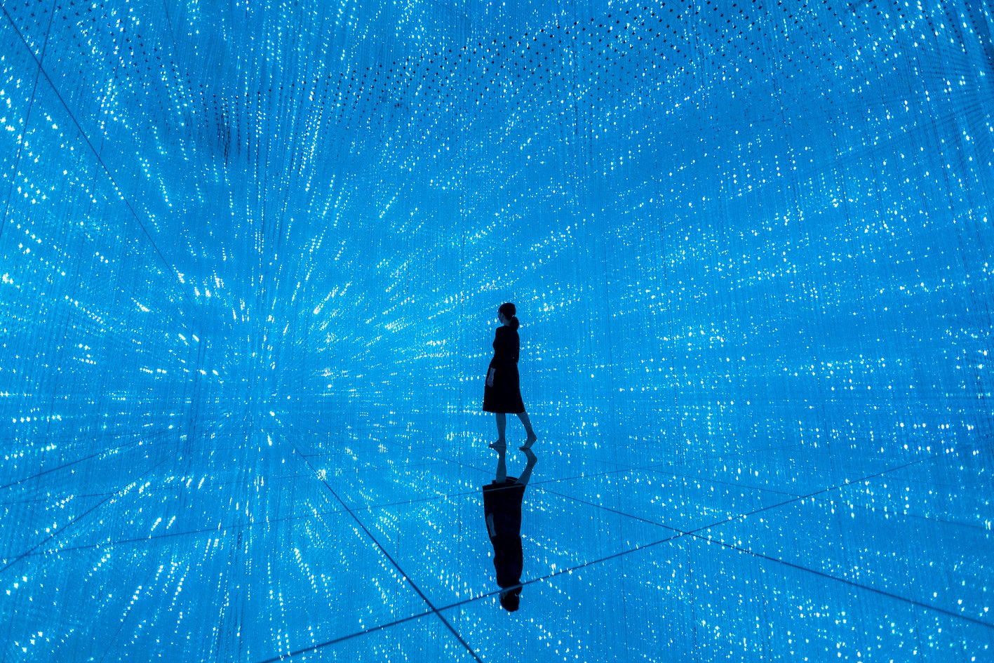 チームラボ《The Infinite Crystal Universe》©チームラボ