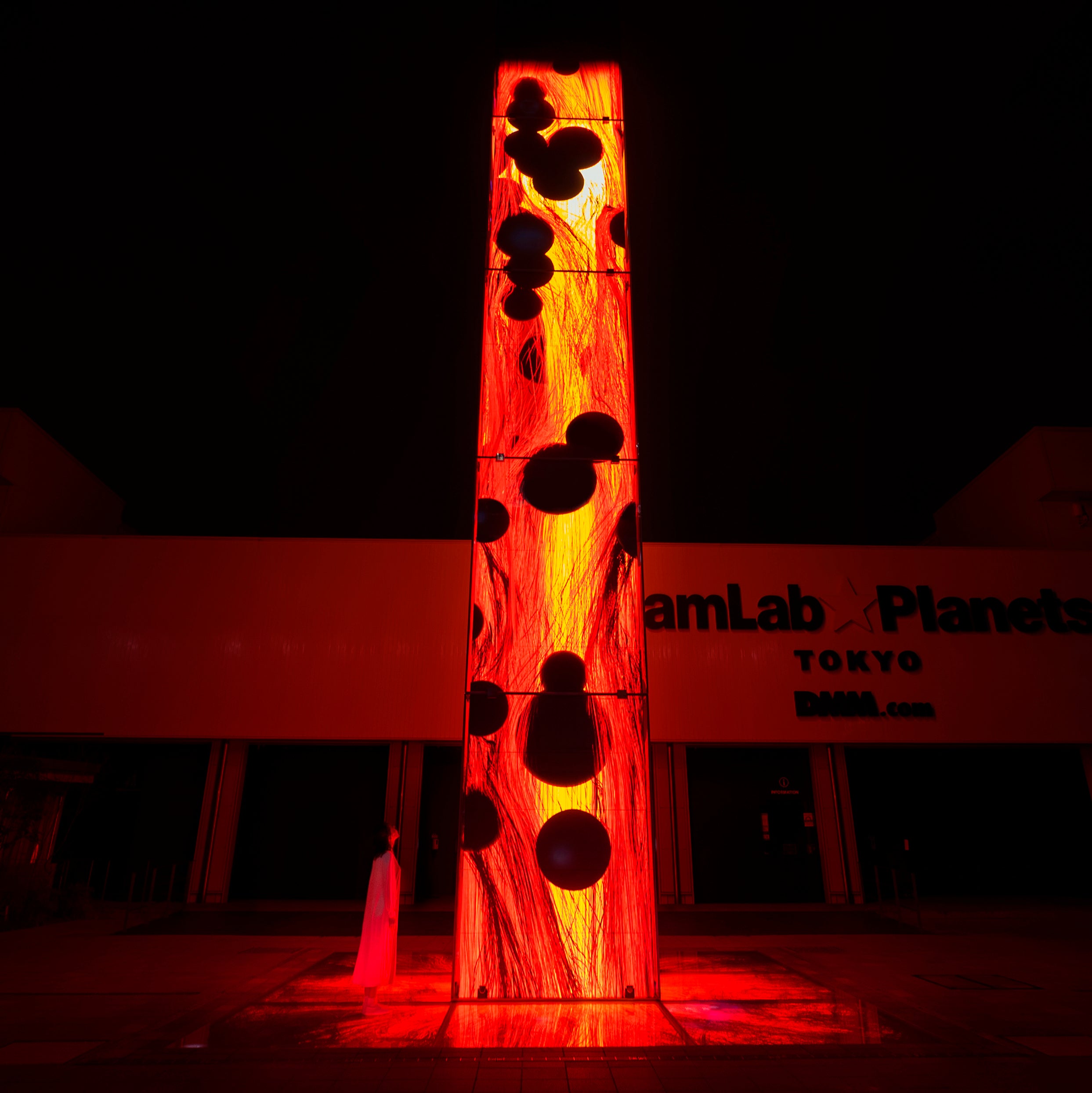 チームラボ《空から噴き落ちる、地上に憑依する炎》©チームラボ