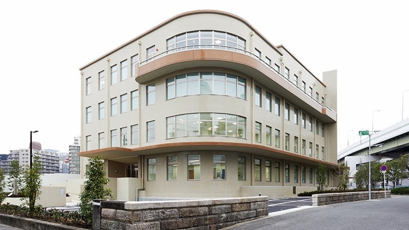 近代建築を改修して 2012 年にオープンした enoco