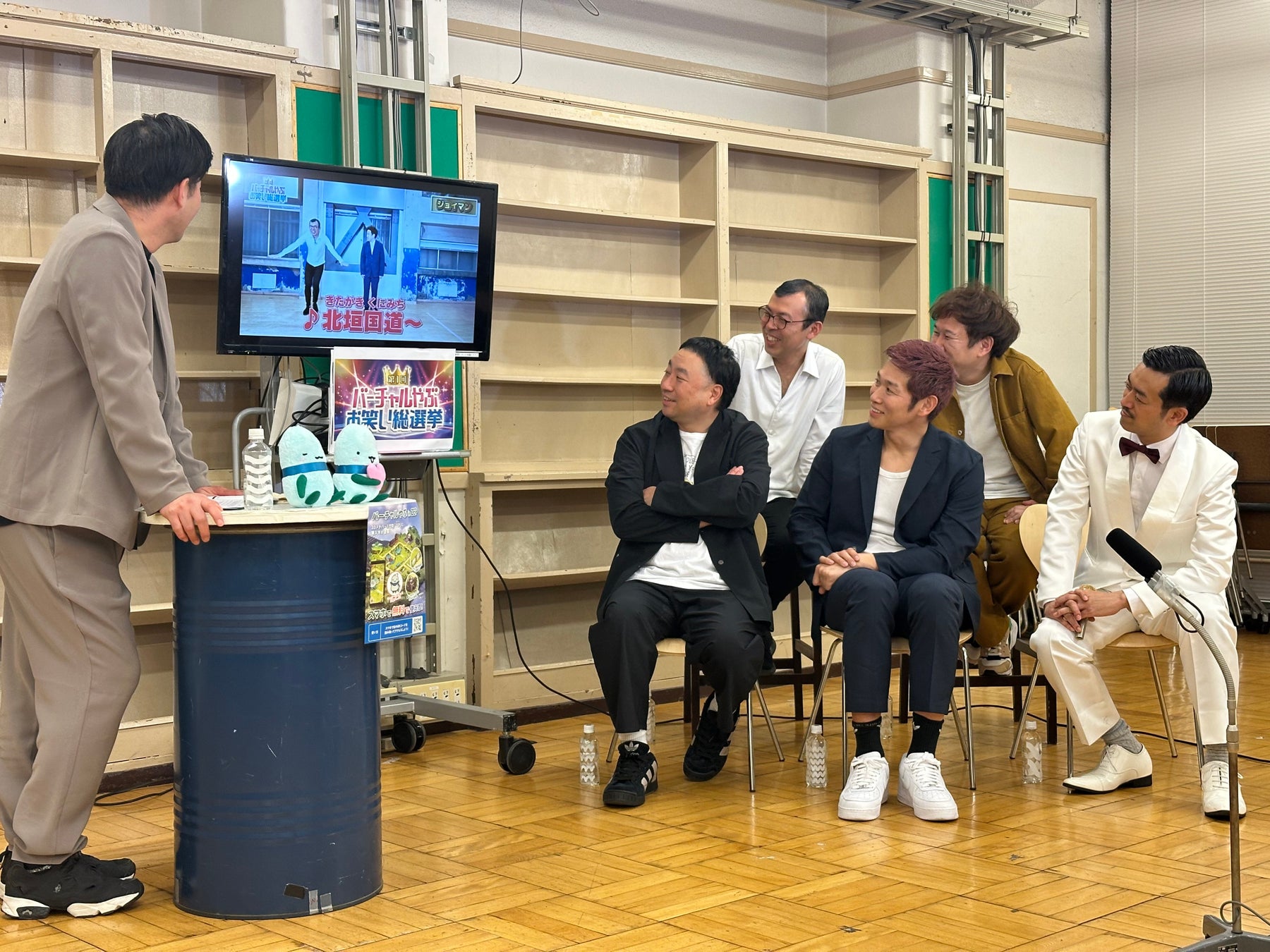 ネタ動画を振り返り、品評し合う候補者