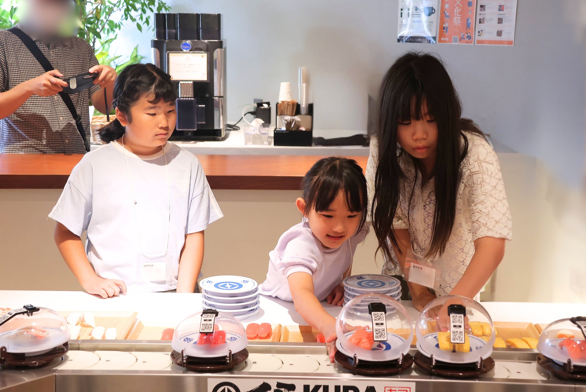 親子に人気のチーズ味がリニューアル!じゃがいものおいしさを引き立てる『サッポロポテトロング やみつきチーズ味』