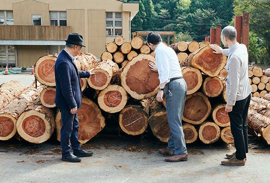 生産現場に赴き調査をしている様子