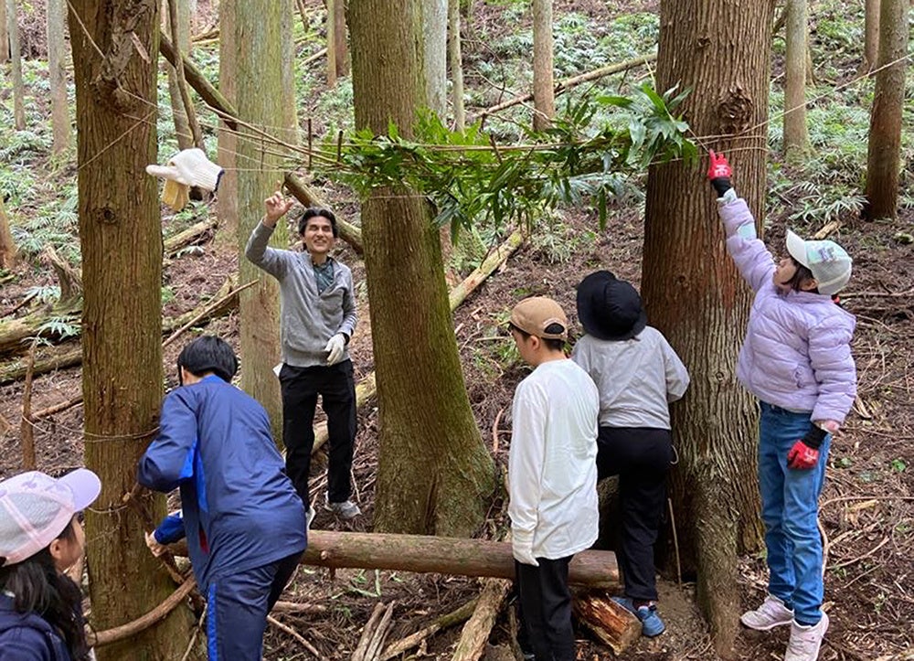 こども建築塾の様子３　彩都の山でベンチ作り