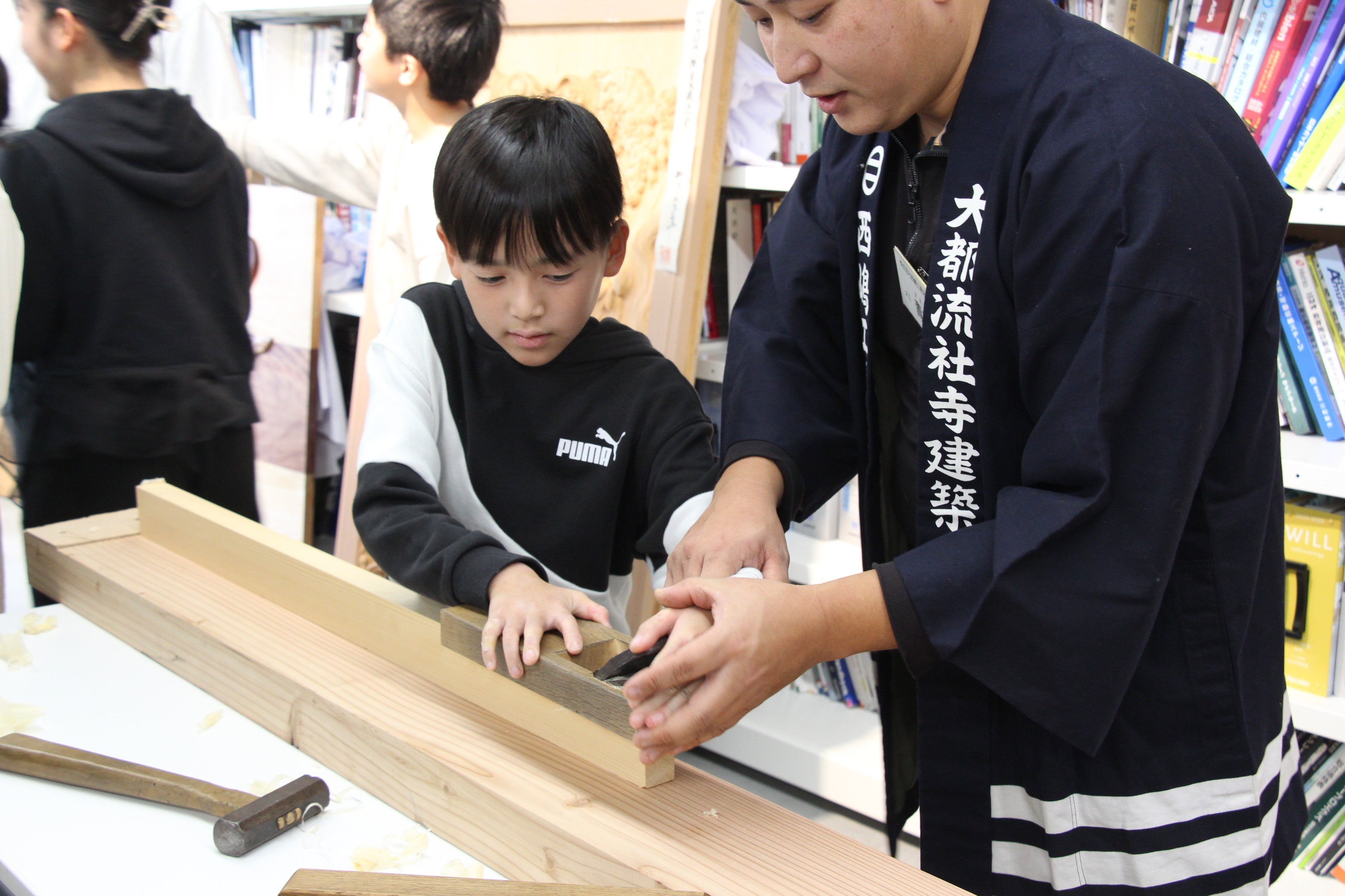 こども建築塾の様子２　かんな削り