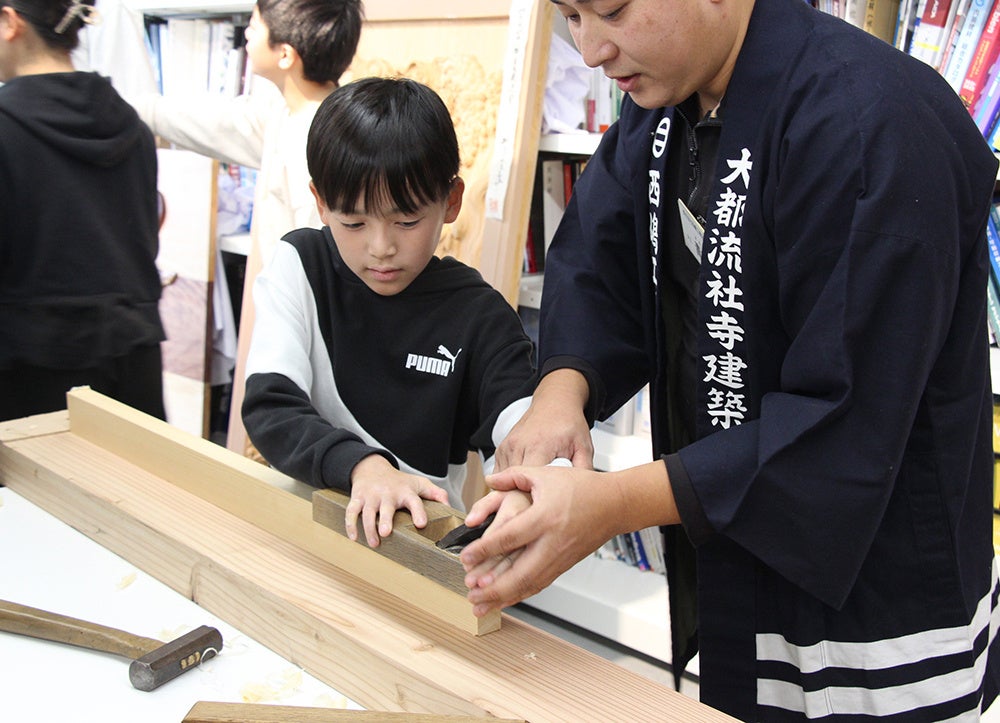 これまでのこども建築塾の様子②かんな削り